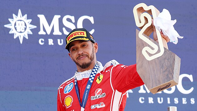 Lewis Hamilton slav� v�hru ve Velk� cen� Barcelony-Katal�nska.
