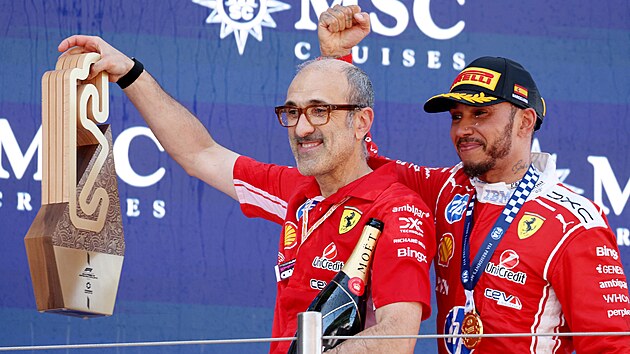 Lewis Hamilton slav� v�hru ve Velk� cen� Barcelony-Katal�nska s t�mov�m in�en�rem Carlem Santim.