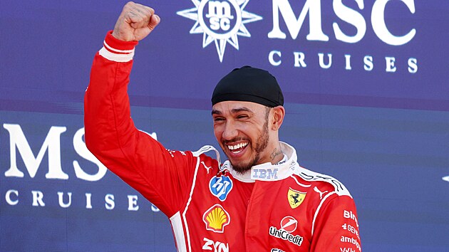 Lewis Hamilton slav� v�hru ve Velk� cen� Barcelony-Katal�nska.