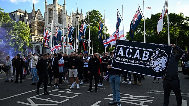 Demonstranti se shroma��uj� na Parlamentn�m n�m�st� v britsk�m Lond�n� po �toku no�em v Belfastu, p�i n�m� byl v�n� zran�n mu�. (9. �ervna 2026)
