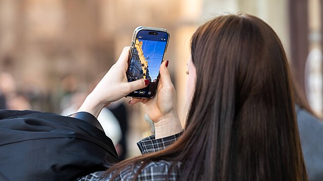�ena si pomocí mobilního telefonu fotí budovu v ukrajinském Lvov�. (5. dubna...