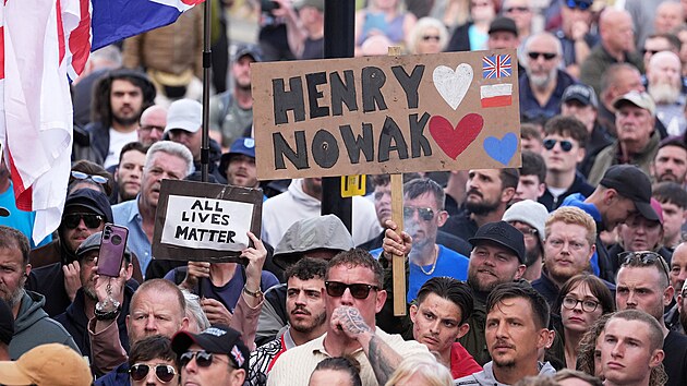 Demonstranti se shroma��uj� p�ed policejn� stanic� v Southamptonu po odsouzen� Vickruma Digwy za vra�du studenta Henryho Nowaka. (2. �ervna 2026)