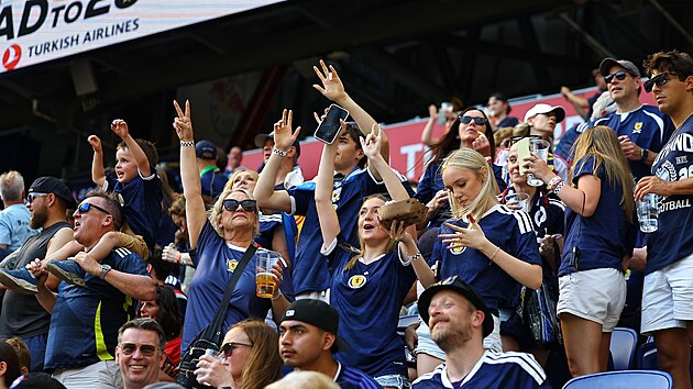 Skot�t� fanou�ci b�hem p��pravn�ho utk�n� s Bolivi� na stadionu v New Jersey.