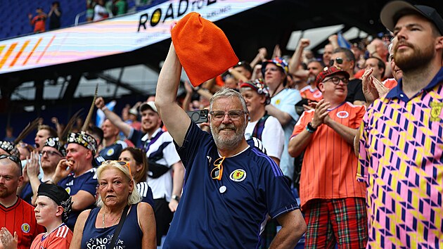 Skot�t� fanou�ci podporuj� sv�j n�rodn� t�m na stadionu v americk�m New Jersey.