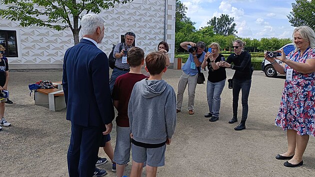 Po odchodu ze z�meck�ho are�lu ve Val�i, kde se konal tiskov� br�fink, �ekaly na prezidenta Petra Pavla i d�ti z m�stn� dru�iny. Prezidentsk� p�r se s nimi ochotn� fotil, z�jemc�m se i podepisoval. (17. �ervna 2026)