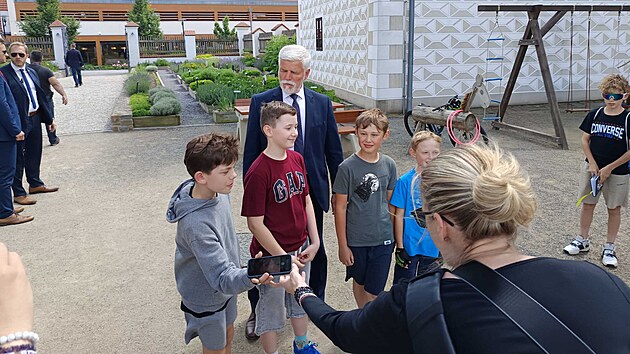 Po odchodu ze z�meck�ho are�lu ve Val�i, kde se konal tiskov� br�fink, �ekaly na prezidenta Petra Pavla i d�ti z m�stn� dru�iny. Prezidentsk� p�r se s nimi ochotn� fotil, z�jemc�m se i podepisoval. (17. �ervna 2026)