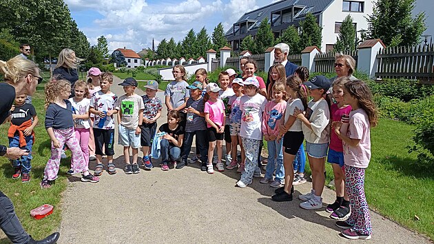 Po odchodu ze z�meck�ho are�lu ve Val�i, kde se konal tiskov� br�fink, �ekaly na prezidenta Petra Pavla i d�ti z m�stn� dru�iny. Prezidentsk� p�r se s nimi ochotn� fotil, z�jemc�m se i podepisoval. (17. �ervna 2026)