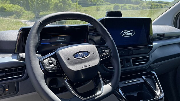 Ford Tourneo Custom plug-in hybrid, pohled na pracovi�t� �idi�e s 13palcovou obrazovkou