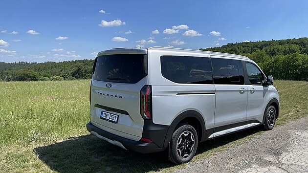 Ford Tourneo Custom plug-in hybrid v del�� verzi m��� 5450 mm a nab�z� osm m�st k sezen�.