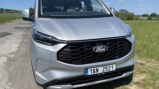 Ford Tourneo Custom plug-in hybrid, v�robce uv�d� spot�eb� dle WLTP  4,2 a� 4,4 litru benzinu p�i nabit� baterii.