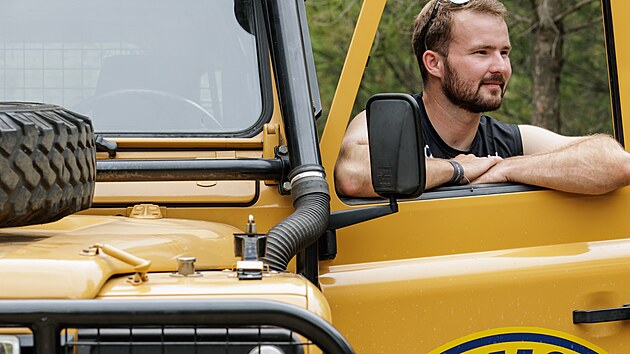 Camel Trophy (�asto p�ezd�van� jako �4x4 Olympi�da�) byla legend�rn� expedi�n� sout�, kter� v letech 1980 a� 2000 kombinovala extr�mn� expedici, lidskou vytrvalost, t�movou spolupr�ci a dobrodru�stv� v t�ch nejodlehlej��ch koutech sv�ta. Nep��m�m n�stupcem se pozd�ji stala sout� Land Rover G4 Challenge.