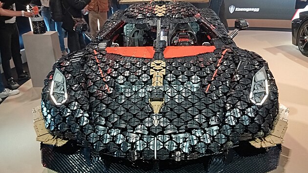 LEGO a Koenigsegg p�edstavuj� nov� model Sadair�s Spear