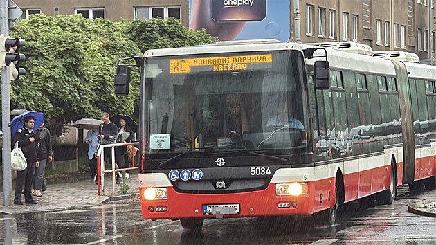 Ve stanici Bud�jovick� srazila souprava �lov�ka. Dopravn� podnik zavedl n�hradn� autobusy XC. (10. �ervna 2026)