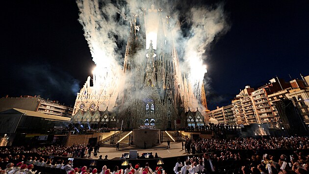 Pape� Lev XIV. ve st�edu v Barcelon� po�ehnal a t�m i slavnostn� otev�el v� Je��e Krista v chr�mu svat� Rodiny (Sagrada Familia). (10. �ervna 2026)