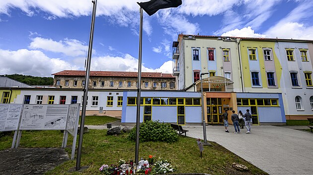 Litv�novsk� st�edn� �kola Schola Humanitas vyv�sila �ernou vlajku a vzniklo p�ed n� pietn� m�sto po �mrt� studentky druh�ho ro�n�ku. (11. �ervna 2026)