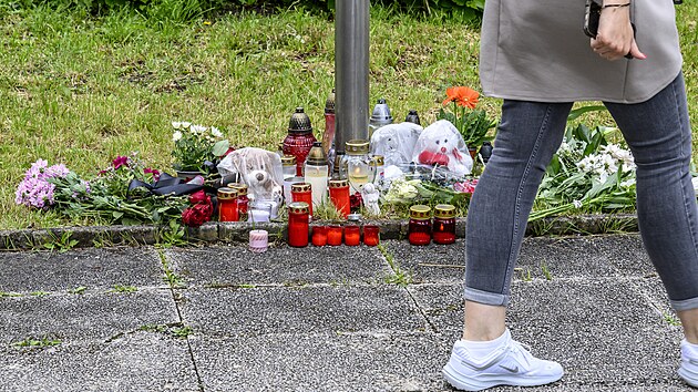 Litv�novsk� st�edn� �kola Schola Humanitas vyv�sila �ernou vlajku a vzniklo p�ed n� pietn� m�sto po �mrt� studentky druh�ho ro�n�ku. (11. �ervna 2026)