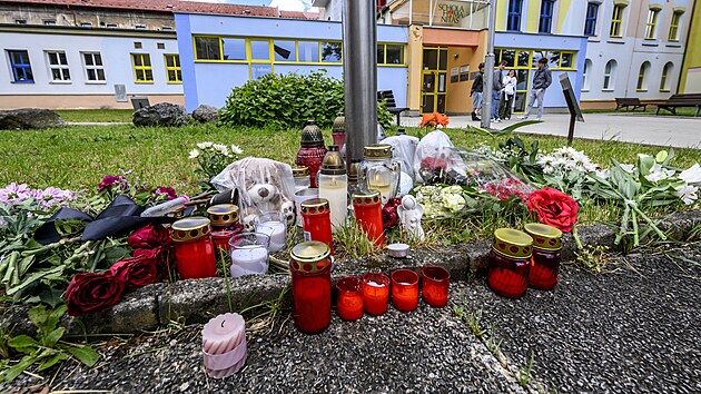 Litvínovská st�ední �kola Schola Humanitas vyv�sila �ernou vlajku a vzniklo...