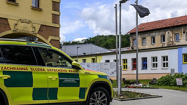 Litv�novsk� st�edn� �kola Schola Humanitas vyv�sila �ernou vlajku a vzniklo p�ed n� pietn� m�sto po �mrt� studentky druh�ho ro�n�ku. (11. �ervna 2026)