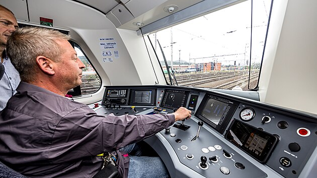 P�edstaven� nov�ch elektrick�ch jednotek, kter� budou od prosince 2026 zaji��ovat provoz na hlavn�ch elektrifikovan�ch trat�ch v �steck�m kraji. (12. �ervna 2026)