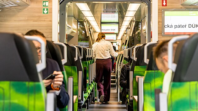 P�edstaven� nov�ch elektrick�ch jednotek, kter� budou od prosince 2026 zaji��ovat provoz na hlavn�ch elektrifikovan�ch trat�ch v �steck�m kraji. (12. �ervna 2026)