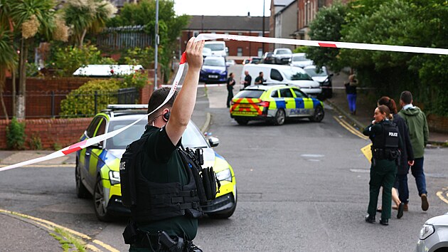 Policisté na severu Belfastu ohledávají místo trestného �inu. (9. �ervna 2026)