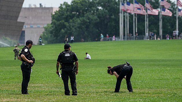 Policie vy�et�uje obrovsk� otisk ��sel 8647 na tr�vn�ku v parku National Mall ve Washingtonu. (11. �ervna 2026)