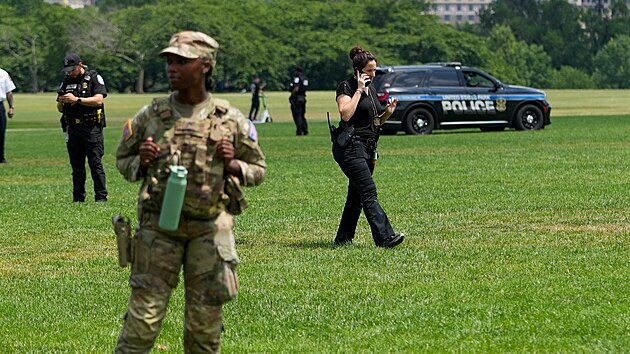 Policie vy�et�uje obrovsk� otisk ��sel 8647 na tr�vn�ku v parku National Mall ve Washingtonu. (11. �ervna 2026)