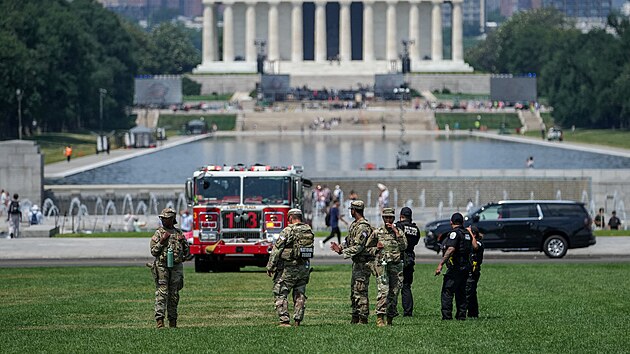 Policie vy�et�uje obrovsk� otisk ��sel 8647 na tr�vn�ku v parku National Mall ve Washingtonu. (11. �ervna 2026)