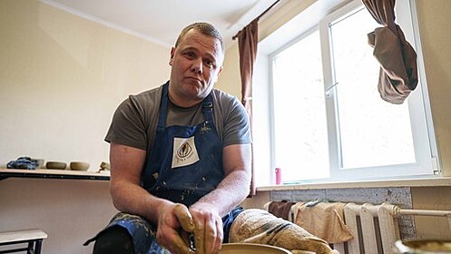 Ivan �ostak v rusko-ukrajinské válce oslepl. Vále�ný veterán nyní vyu�uje...