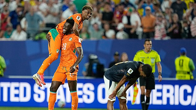 Ibrahim Sangare zvedá hrdinu prvního utkání Pob�e�í slonoviny na MS Amada...