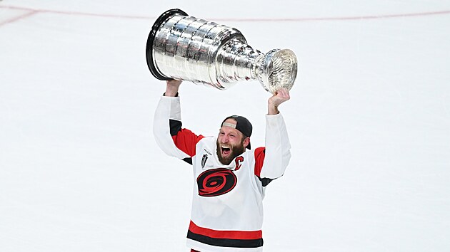 Kone�n� se do�kal. Jordan Staal se raduje se Stanley Cupem nad hlavou.