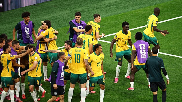 Fotbalisté Austrálie se radují z gólu proti Turk�m.