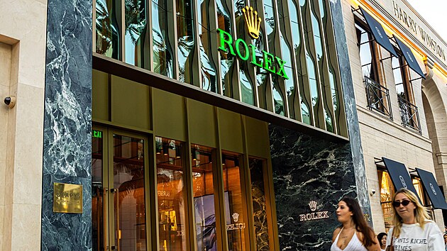 Rolex reaguje zvy�ov�n�m cen na silnou popt�vku po sv�m pr�miov�m zbo��, p�esto�e �ir��mu trhu s luxusem se v posledn� dob� moc neda��.