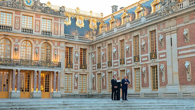 Prezident Donald Trump si p�ed ve�e�� prohl�� francouzsk� z�mek Versailles s francouzsk�m prezidentem Emmanuelem Macronem. (17. �ervna 2026)