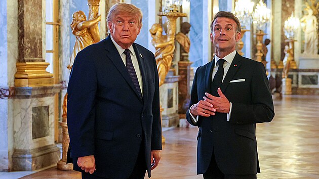 Prezident Donald Trump si p�ed ve�e�� prohl�� francouzsk� z�mek Versailles s francouzsk�m prezidentem Emmanuelem Macronem. (17. �ervna 2026)