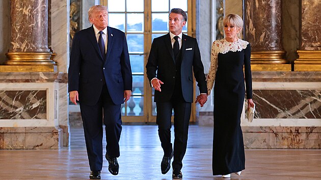 Prezident Donald Trump si p�ed ve�e�� prohl�� francouzsk� z�mek Versailles s francouzsk�m prezidentem Emmanuelem Macronem. (17. �ervna 2026)