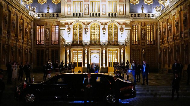 Prezident Donald Trump opou�t� francouzsk� z�mek Versailles po ve�e�i s francouzsk�m prezidentem Emmanuelem Macronem. (18. �ervna 2026)