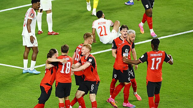 Rakou�tí fotbalisté slaví druhý gól do sít� Jordánska.