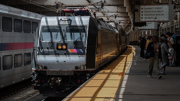 Vlak spole�nosti New Jersey Transit p�ijí�dí na nádra�í Newark Penn Station v...