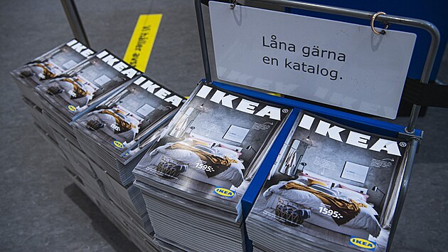 Katalog produkt� IKEA v Jarfalle nedaleko Stockholmu. V roce 2020 výrobce...