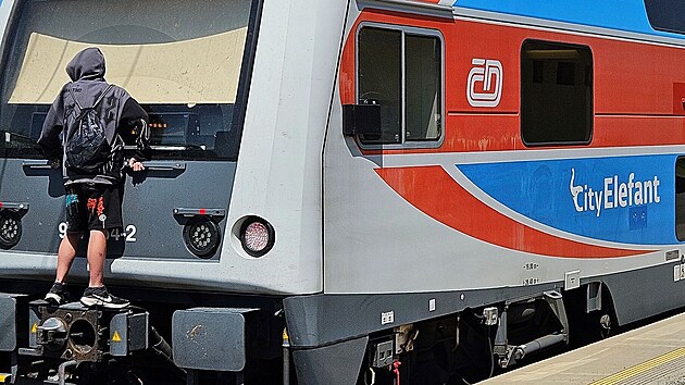 Chlapci se vezli na sp�áhle nedávno, hazardér na snímku riskoval p�ed dv�ma lety