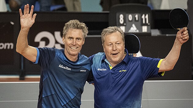 Švédové Jörgen Persson (vlevo) a Jan-Ove Waldner během exhibice stolního tenisu...