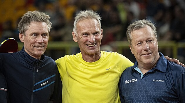 Jörgen Persson, Dominik Hašek a Jan-Ove Waldner (zleva) během exhibice stolního...