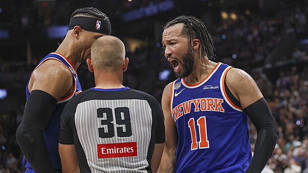 Jalen Brunson k�i�� na rozhod��ho Tylera Forda pot�, co neodp�skal z�krok...