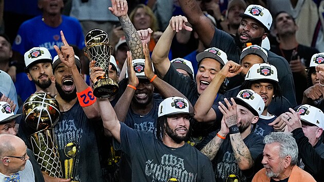 Basketbalisté New York Knicks slaví vít�zství v NBA po 53 letech.