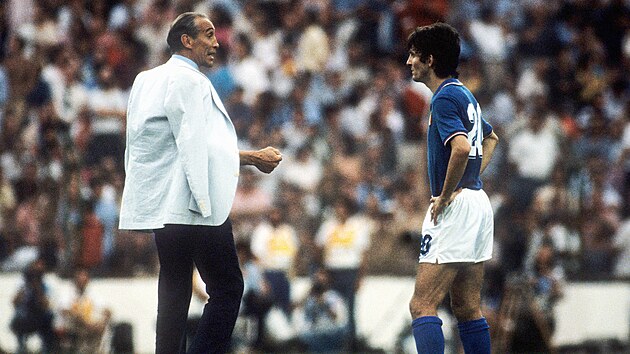 Enzo Bearzot udílí pokyny Paolo Rossimu na MS 1982.