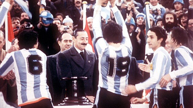 Jorge Rafael Videla p�edal trofej kapit�novi Danielu Passarellovi po v�t�zn�m...