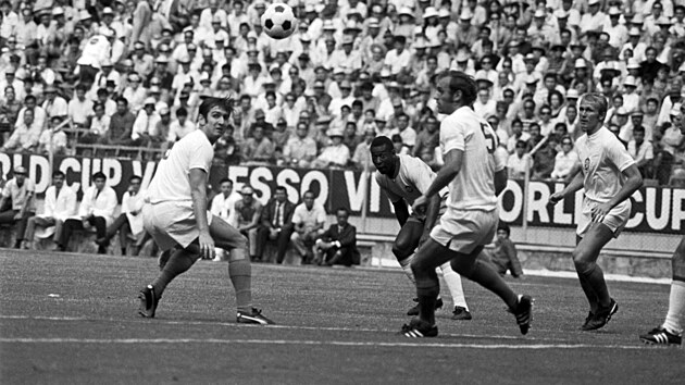 Brazilec Pelé (uprost�ed) p�i st�elb� hlavou na �s. branku. �s. hrá�i zleva:...