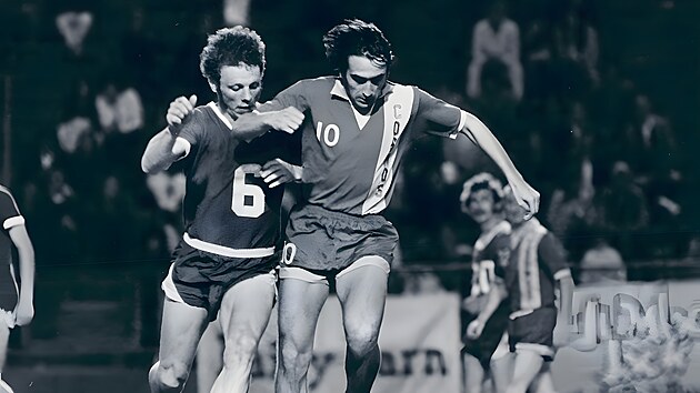 Josef Jel�nek v roce 1973 v dresu New York Cosmos s m��em u nohy.