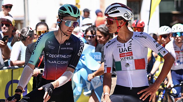 Paul Seixas (vlevo) a Isaac del Toro na Tour Auvergne-Rhône-Alpes.